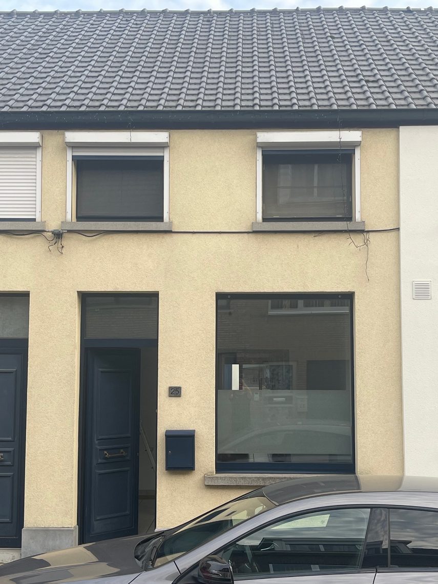 Rijwoning gerenoveerd in 2001Living, keuken, badkamer1ste verdiep: 2 slaapkamers met mogelijkheid 3de slaapkamer, toilet en zolderGarage
