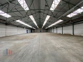 Een magazijnruimte met een oppervlakte van +/- 1.700 m² te huur. Gelegen in een zone voor milieubelastende industrie (industriezone Kwaplasstraat)...