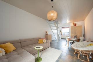 Ontdek deze charmante en lichtrijke stadswoning op een toplocatie in Sint-Michiels! Dankzij de gunstige ligging en de praktische uitweg langs de achterzijde geniet je van een vlotte bereikbaarheid, zowel met de wagen als met de fiets. Bovendien biedt deze uitweg de mogelijkheid om een garage te voorzien, een absolute troef.<br />De woning straalt gezelligheid uit en vormt de perfecte basis om volledig naar jouw smaak in te richten, enkel de badkamer en aansluiting vraagt nog een verdere afwerking.<br />Indeling als volgt: Op het gelijkvloers treft men de inkom, leefruimte, lichtrijke uitgeruste keuken en ruime (af te werken) badkamer met inloopdouche. Op de eerste verdieping vinden we 2 ruime slaapkamers waarvan 1 met een ruime berging/wasplaats voorzien van toilet en wastafel, op de tweede verdieping hebben we nog een ruime slaapkamer. <br /><br />Voor meer informatie of een vrijblijvend bezoek, neem contact op met Michiel op het nummer 0473 255 533.<br /><br /> 