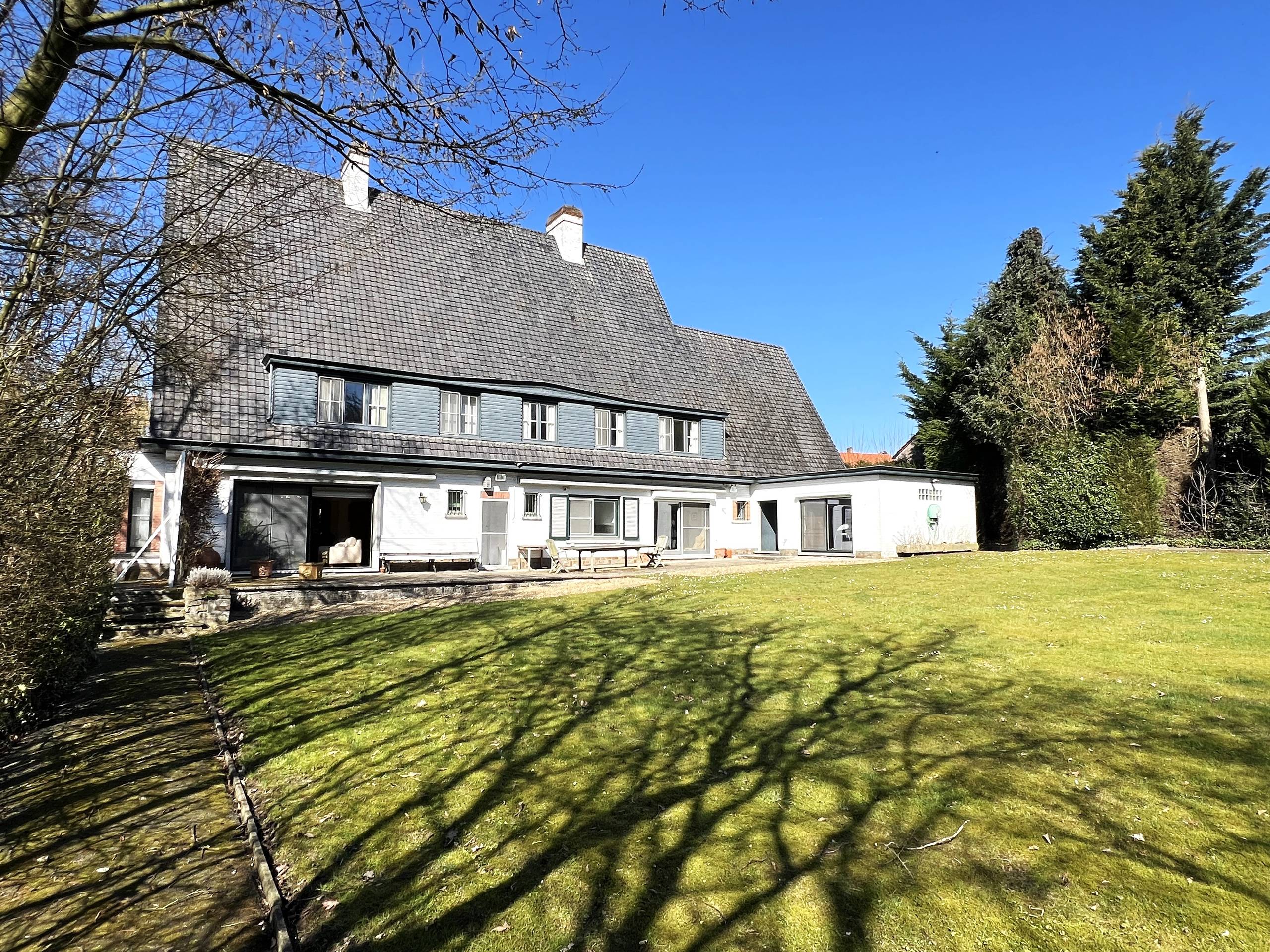 Uniek landhuis op een terrein van 3870m² met aangelegde zuidgerichte tuin en garage! - foto 4