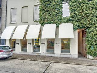 Te huur, handelspand met hoge visibiliteit op wandelafstand van het station te ZottegemOp een UITERST COMMERCIËLE LOCATIE treft u deze ideale stek om...