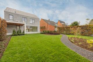 Ontdek deze prachtige energiezuinige woning die comfort en stijl perfect combineert! <br />Met een bewoonbare oppervlakte van 221 m² en een perceel van 489 m², biedt dit huis alles wat een gezin nodig heeft: ruimte, licht en een warme sfeer.<br />Volledig gerenoveerd en gelegen op slechts 2km van de E34 Turnhout, Herentals, Antwerpen.<br /><br />BTW 6% MOGELIJK.<br /><br />• Kelder (11 m²):<br />- Opslagruimte<br /><br />• Gelijkvloers:<br />⁠- Inkomhal / trappenhal<br />⁠- Gastentoilet<br />⁠- Leefruimte<br />⁠- Open keuken<br />⁠- Aansluitende berging / wasruimte<br />⁠- Inpandige garage<br /><br />• 1ste verdieping:<br />⁠- Nachthal / overloop<br />⁠- Slaapkamer 1 (15 m²)<br />⁠- Slaapkamer 2 (15 m²)<br />⁠- Slaapkamer 3 met inloopdressing ensuite<br />⁠- Badkamer<br /><br />• 2de verdieping:<br />- Multifunctionele ruimte (25 m²)<br />⁠- Badkamer<br />⁠- Toilet<br />⁠- Technische ruimte<br /><br />Bijzonderheden:<br />⁠- Vloerverwarming met warmtepomp<br />- Zonnepanelen met mogelijkheid aansluiten batterij<br />- Volledig geschilderd en instapklaar<br />- Overdekt terras en aangelegde tuin<br /><br />Mis deze kans niet! Plan snel je bezoek en ontdek deze ruime woning zelf.<br />0474 34 43 00<br />bart.gerardi@albert.immo<br />www.albert.immo