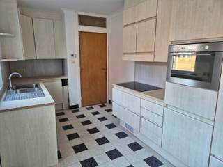 Deze ruime en goed onderhouden halfopen bebouwing biedt comfortabel wonen in een aangename en rustige omgeving. De woning beschikt over...