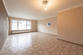 <p>Dit ruim appartement op de eerste verdieping, zonder lift (dus ook geen onkosten hiervoor) bevindt zich in een klein gebouw met 5 appartementen. Zeer centraal gelegen, vlakbij de beenhouwer en bakker. Op wandelafstand van supermarkten en openbaar vervoer.<br /><br /><strong>INDELING<br /></strong>Inkomhal;<br />Ruime leefruimte met veel lichtinval;<br />Gesloten keuken incl. toestellen (frigo, combi micro-oven, elektrische kookplaat, dampkap en dubbele spoelbak);<br />2 Ruime slaapkamers (12m²) waarvan één met toegang tot het terras (8m²). Beide slaapkamers met rolluiken (waarvan 1 elektrisch) en ingebouwde kasten. Een van de 2 slaapkamers is voorzien van een Daikin airco;<br />Afzonderlijke berging;<br />Badkamer met inloopdouche en aansluiting wasmachine. <br />Tweede afzonderlijke berging;<br />Private kelder;<br />Gesloten ruime garage (verplicht mee aan te kopen aan € 20.000) alsook achteraan een gemeenschappelijke kleine tuin met tuinhuis.<br /><br /><strong>POSITIEVE ASPECTEN<br /></strong>- Elektriciteit conform AREI!<br />- Ramen (hoogrendementsglas)<br />- Centraal doch rustig gelegen<br />- Wandelafstand van beenhouwer, bakker, supermarkten en openbaar vervoer, wekelijkse markt<br />- Nabijheid van fiets en wandelroutes langsheen de waterwegen</p>