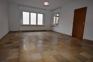 Century21ImmoNero stelt voor, dit ruim 2 slaapkamer appartement (93m²) op het gelijkvloers , gelegen op wandelafstand van treinstation en...