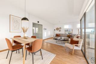 TOPGELEGEN APPARTEMENT met 2 slaapkamers en leuk ZONNETERRAS met mooi ZICHT op groen en op de Veemarkt. Gelegen pal in het CENTRUM van KORTRIJK in een gegeerde RESIDENTIE! INDELING: inkom met apart toilet, lichtrijke grote leefruimte (mooi parket, hoge plafonds, grote glaspartijen), geïnstalleerde keuken met praktische aanpalende berging, nachthal, grote badkamer (dubbele lavabo, bad en toilet) en 2 ruime slaapkamers. Er is tevens een handige kelderberging. KWALITATIEF en LICHTRIJK APPARTEMENT! TROEVEN: dubbele beglazing alu, vloerverwarming op gas, HOGE PLAFONDS, DOMOTICA, CENTRAAL GELEGEN. Bezoek na afspraak met IMMO BEGUIN: 0486/606.600