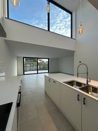 Instapklare energie-neutrale nieuwbouwwoning met garage en tuin. In een rustige en aangename omgeving bevindt zich deze zeer ruime (196 m²)...