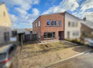 HALFOPEN GEZINSWONING met GROTE GARAGE (80m²)en DIEPE TUIN, gelegen te Nazareth-De Pinte. Deze eigendom biedt een MOOIE COMBINATIE van...