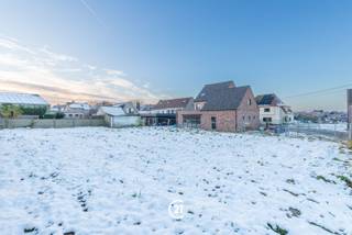 Rustig gelegen bouwgrond voor open bebouwing in een aangename woonomgeving in Sint-Lievens-Houtem.Het perceel is bestemd voor de bouw van een vrijstaande eengezinswoning en biedt een vlotte verbinding naar het dorpscentrum en omliggende gemeenten. Belangrijkste troeven: Bestemming: woongebied - Open bebouwing toegelaten - Rustige, residentiële ligging - Niet overstromingsgevoelig (score A). Goede bereikbaarheidIdeaal voor wie rustig wil wonen met alle voorzieningen in de buurt. Bouwlijn: min. 4 m achter de rooilijn. Zijdelingse bouwvrije stroken: min. 4 m aan beide zijden. Maximale bouwdiepte:12 m (gelijkvloers + verdieping). Maximale bouwhoogte: 6 m (van dorpel gelijkvloers tot kroonlijst). Dakvorm: hellend dak, helling tussen 25° en 55°. Bel ons voor meer info!