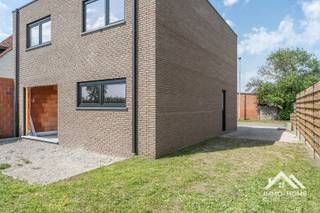 Deze casco woning is gelegen pal in het landelijke Desteldonk, en is vlot bereikbaar. De inkomhal voorziet in een gastentoilet en vestiaire, en zo kom je tot in de L-vormige leefruimte met open keuken, en met zicht op de tuin en het terras. Naast de keuken vinden we een tweede inkomhal met opbergmogelijkheden, richting de achterdeur die op de oprit uitgeeft. Op de eerste verdieping is er rond de centrale gang voorzien in drie ruime slaapkamers en een riante badkamer. Extra opbergruimte vinden we terug in de handige berging in de tuin. Vooraan de woning is er op de oprit plaats voor meerdere wagens. Inschrijven via mail naar stefan@immo-home.be, geen telefonische inschrijvingen! Volg ons op Fb en Insta. Voor meer info: www.immo-home.be. GRATIS SCHATTING & GRATIS FINANCIEEL ADVIES