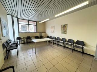 <p><span>Kantoorruimte gelegen in het hartje van Grobbendonk!</span></p><p><span> </span></p><p><span>Dit te renoveren kantoorgebouw, gelegen in het bruisende hart van Grobbendonk, belooft een ideale ruimte te worden voor bedrijven die op zoek zijn naar een centrale locatie. </span></p><p><span>Met zijn veelbelovende indeling biedt dit gebouw twee wachtruimtes, een handige kitchenette en maar liefst vier kantoorruimtes.</span></p><p><span> </span></p><p><span>De renovatieplicht is van toepassing. Er zijn financiële ondersteuningsmaatregelen (vb. renteloos renovatiekrediet, energielening+, bepaalde premies...) om u daarbij te helpen!</span></p><p><span> </span></p><p><span>Neem vandaag nog contact met ons op voor meer info of een bezoek ter plaatse. Contacteer ons op 0479/01.01.01!</span></p>