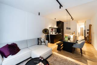 <p>PLAN UW BEZOEK VIA VOLGENDE LINK: https://listed.mijnhuurprofiel.be/whise/7637818</p>
<p><span>Wonen op absolute toplocatie in een prachtig gelijkvloers appartement? Dan is dit zeker iets voor u! </span></p>
<p><span>Dit eersteklas appartement bevindt zich in het prachtig project KRS26 op het bruisende Zuid. Een overvloed aan trendy restaurantjes, terrasjes en marktjes creëren van deze ligging een unieke en leuke toplocatie. </span></p>
<p><span>Het prachtige museum van schone kunsten en de befaamde Marnixplaats op wandelafstand van dit subliem appartement. Een perfecte ligging voor de echte levensgenieters! </span></p>
<p><span>Dit indrukwekkend mooi appartement van ca. 83m<sup>2</sup> is gelegen op het gelijkvloers in de Karel Rogierstraat. </span></p>
<p><span>Bij het betreden van dit prestigieus appartement komt men binnen in de ruime inkomhal met mooi ingemaakte vestiaire. De kwalitatieve ingerichte openkeuken bevindt zich in de ruime leefruimte met veel lichtinval die toegang geeft tot de ruime buitenruimte. </span></p>
<p><span>Dit magnifiek appartement beschikt over 2 slaapkamers. De hoofdslaapkamer is uitgerust met een mooie ingemaakte kasten. De tweede slaapkamer is voorzien van een ruimte voor eventueel ingemaakte kasten of bureel. De badkamer is schitterend afgewerkt met een mooie dubbele wastafel, ruime inloopdouche en een handdoekradiator. </span></p>
<p><span>De combinatie van het wondermooie vissengraadparket, marmeren afwerking en strakke moderne ingemaakte kasten zorgen voor een elegant en uniek resultaat. </span></p>
<p>Huurprijs: 1.700,00 EUR/maand<br />Kosten: 250,00 EUR/maand (inc water, gas, elek, internet en gem kosten)<br />Beschikbaarheid: onmiddellijk</p>
<p><span>Laat deze buitenkans u niet voorbijgaan en contacteer LISTED: +32 3 283 51 51.</span><span> </span></p>