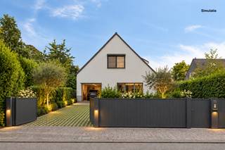 <h2>Ruime, instapklare woning met 5 (slaap)kamers, gelijkvloers wonen mogelijk en EPC C (potentieel B). De documenten vindt u terug op onze website.</h2>
<p>Bent u op zoek naar een woning waar <strong>ruimte, comfort en een rustige ligging</strong> samenkomen? Dan is deze woning in een rustige woonwijk in Wilsele beslist een bezoek waard. Dankzij de doordachte indeling is ze ideaal voor een groot gezin, <strong>gelijkvloers wonen</strong>, <strong>kangoeroewonen </strong>of comfortabel thuiswerken.</p>
<p>De woning beschikt momenteel over een <strong>EPC-label C</strong>. Door de plaatsing van zonnepanelen kan dit verbeteren naar een <strong>gunstig EPC-label B</strong>.</p>
<p>De ligging is een absolute troef. U woont op slechts <strong>6 km van Leuven</strong>, op amper vijf minuten van de E314 en vlak bij winkels, scholen, openbaar vervoer, bakker, apotheek, .... Zo geniet u van de perfecte combinatie van rust en een uitstekende bereikbaarheid.</p>
<p>Via de inkomhal komt u in de lichtrijke leefruimte met plaats voor een gezellige zithoek en eetplaats. Aansluitend bevindt zich de volledig uitgeruste keuken met eettoog.</p>
<p>Op het gelijkvloers vindt u verder <strong>twee (slaap)kamers</strong>, een apart gastentoilet, een ruime garage met wasplaats en een <strong>rolstoeltoegankelijke badkamer met inloopdouche</strong>. Hierdoor is comfortabel wonen op één niveau perfect mogelijk.</p>
<p>De eerste verdieping beschikt over <strong>drie ruime slaapkamers</strong> en een tweede badkamer. Bovendien werd de bergruimte onder de schuine dakvlakken optimaal benut.</p>
<p>Ook buiten is het heerlijk vertoeven. Dankzij de uitzonderlijk rustige straat geniet u op het ruime terras in de voortuin van alle rust. Achteraan bevindt zich een tweede terras met een praktische tuinberging.</p>
<p>Parkeren kan probleemloos op de oprit (2 wagens achter elkaar), in de garage of in de straat.</p>
<p><strong>Extra troeven:</strong></p>
<ul>
<li>
<p>Potentieel naar EPC B na plaatsing van zonnepanelen;</p>
</li>
<li>
<p>conforme elektrische installatie;</p>
</li>
<li>
<p>hoogrendementsbeglazing;</p>
</li>
<li>
<p>HR-gasketel;</p>
</li>
<li>
<p>vernieuwde leidingen;</p>
</li>
<li>
<p>rolluiken;</p>
</li>
<li>
<p>5 slaapkamers en 2 badkamers.</p>
</li>
</ul>
<p>Bent u op zoek naar een ruime, instapklare woning die zich moeiteloos aanpast aan uw woonwensen? Dan is deze veelzijdige woning beslist een bezoek waard.</p>
<p><strong>Contacteer Anne-Leen via 0495 13 81 11 voor een bezoek.</strong></p>