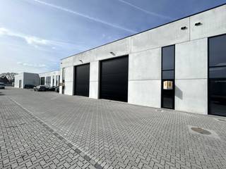Op het bedrijventerrein Deinze Noord, vlak bij de op- en afrit van de E40 (Drongen), bevindt zich deze hoogwaardige nieuwbouw KMO-unit met een totale oppervlakte van 886 m².<br />Dankzij de uitstekende ligging geniet het pand van een uitstekende bereikbaarheid én een sterke visibiliteit vanaf de Leernsesteenweg, wat extra commerciële meerwaarde biedt.<br /><br />De unit is ontworpen met oog voor functionaliteit, duurzaamheid en comfort en beschikt over maar liefst 9 privatieve parkeerplaatsen.<br /><br /><u><strong>Kenmerken:</strong></u>
<ul>
	<li>Oppervlakte: 886 m²</li>
	<li>2 automatische sectionaalpoorten (5 m breed x 4,5 m hoog)</li>
	<li>2 afzonderlijke toegangsdeuren</li>
	<li>Drijfkracht</li>
	<li>Industrieel gepolierde betonvloer</li>
	<li>Steeldeck dakstructuur met lichtstraat voor optimale natuurlijke lichtinval</li>
	<li>Aluminium buitenschrijnwerk</li>
	<li>Volledig conform de huidige isolatienormen</li>
	<li>Zonnepanelen (5.000 Wp)</li>
	<li>Verkoop onder BTW-stelsel</li>
</ul>
Deze moderne KMO-unit vormt een ideale uitvalsbasis voor ondernemingen die op zoek zijn naar een ruime, energiezuinige en strategisch gelegen bedrijfsruimte met uitstekende toegankelijkheid en zichtbaarheid.<br /><br />Parking: 9 privatieve plaatsen<br />Onmiddellijk beschikbaar bij akte<br /><br />Meer informatie of een vrijblijvend plaatsbezoek?<br />Contacteer Thomas via 0475 32 51 89 of thomas@arcade-vastgoed.be