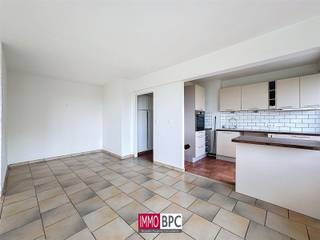 Découvrez ce bel appartement offrant de beaux volumes et une superbe luminosité grâce à une large baie vitrée ouvrant sur un agréable balcon...