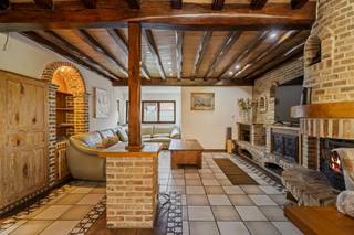 Charmante woning in Sint-Gillis-Dendermonde<br /><br />📍 Hullekenstraat 73, 9200 Dendermonde<br />🏡 Bruikbare vloeroppervlakte: ca. 262 m²<br />📊 EPC: 130 kWh/m²<br /><br />In het centrum van Sint-Gillis-Dendermonde bevindt zich deze zeer charmante en kwalitatief afgewerkte open bebouwing, waar ruimte, comfort en energiezuinig wonen mooi samenkomen.<br /><br />De woning wordt betreden via een centrale inkomhal die toegang geeft tot een bijzonder ruime en lichtrijke leefruimte met gezellige haard. De open, volledig uitgeruste keuken sluit hier perfect op aan en vormt samen met de leefruimte een aangename en open leefzone. Dankzij de grote raampartijen geniet u overal van veel lichtinval en een mooi zicht op de tuin.<br /><br />Verder beschikt de woning over een verzorgde badkamer met zowel bad als douche en maar liefst vier ruime slaapkamers, waardoor ze ideaal is voor gezinnen of wie extra ruimte zoekt voor bureau of hobby.<br /><br />Met een bewoonbare oppervlakte van ca. 262 m², een garage, oprit en overkapping biedt deze woning bovendien voldoende ruimte voor wie comfortabel wil wonen. Ook de kelder zorgt voor extra stockageruimte.<br /><br />De woning werd afgewerkt met kwaliteitsvolle materialen zoals meranti schrijnwerk, natuursteen en parket, wat bijdraagt aan de warme en tijdloze uitstraling. Energetisch scoort ze sterk met een EPC van 130 kWh/m².<br /><br />Een instapklare en karaktervolle woning op een centrale ligging die u zeker gezien moet hebben.<br />Voor meer informatie of een bezoek: 052 20 24 40 of niels@berno.be