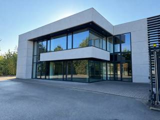 TE HUUR - ZWEVEGEM. Op een uiterst vlot bereikbare locatie in Zwevegem bevindt zich dit stijlvol en strak vormgegeven bedrijfsgebouw, bestaande uit circa 700 m² kantoorruimte en 700 m² magazijn. De kwalitatieve constructie en tijdloze, moderne inrichting zorgen voor een professionele uitstraling en een aangename werkomgeving.<br /><br />Het gebouw beschikt over een ruime oprit met veel parkeergelegenheid. De kantoorruimte omvat een uitnodigende inkomhal, een verzorgde ontvangstruimte, een ingerichte kitchenette en sanitaire voorzieningen. Ingebouwde wandkasten bieden bovendien heel wat praktische opbergruimte. De afwerking met deels gietvloer en deels tapijttegels onderstreept het hedendaagse karakter van het geheel.<br /><br />Ook op technisch vlak is het pand uitstekend uitgerust. Zo zijn er een ventilatie- en alarmsysteem, verwarming op aardgas via radiatoren en aanvullende verwarming en koeling met een warmtepomp aanwezig. De zonnepanelen dragen bij aan een energiezuiniger verbruik.<br /><br />Een representatief en instapklaar bedrijfspand dat ruimte, comfort en uitstraling moeiteloos combineert. Het gebouw is onmiddellijk beschikbaar.<br /><br />Huurprijs: € 8.250 per maand.