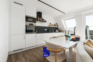 Frisse zeelucht, panoramisch zicht en een bijna nieuwbouw (aan registratierechten).Onmogelijk te vinden voor velen maar beschikbaar bij Immo Blauw.In...