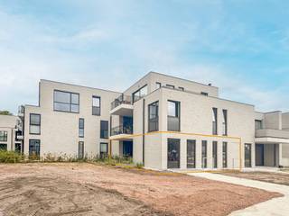 <p><span>Handelsruimte A.0.2 bevindt zich op het gelijkvloers in gebouw A en heeft een oppervlakte van 83 m². Het beschikt over een privé terras van 9m².</span><br /><br />Parkdomein Bloemenhof is een prachtig woonproject in hartje Ravels. De centrale ligging en de aandacht voor duurzame energie maken dit project uniek. <br />Er worden 24 moderne appartementen en 3 handelsruimtes gebouwd, met oppervlakten van 60m² tot 112m², allen met terras/tuin van 9m² tot 200m².</p>
<p>De ondergrondse parking is bereikbaar met de lift en biedt naast de bergingen ook een gemeenschappelijke fietsenberging.</p>
<p><strong></strong></p>
<p><strong>Mooi wonen in hartje Ravels</strong></p>
<p>Residentie Bloemenhof bevindt zich in een groene omgeving op een boogscheut van het kerkplein. Winkels, restaurants, cafés en scholen liggen op wandelafstand of zijn vlot bereikbaar. <br />De busverbindingen naar Turnhout en Tilburg zijn beschikbaar aan Ravels Kerk.</p>
<p><strong></strong></p>
<p><strong>Zin in een wandeling in de vrije natuur?</strong></p>
<p>Dan biedt het Gewestbos Ravels met zijn 850 hectare natuurgebied, het bezoekerscentrum ‘Boshuis’ en de vele wandelpaden geweldig veel mogelijkheden. Het gebied is ook toegankelijk voor ruiters en fietsers.</p>
<p>Het project wordt door LV-architecten omgetoverd tot een ware parel in Ravels. Met hun expertise weten ze een mooie balans tussen hedendaagse architectuur met een luxueuze uitstraling en gebruiksvriendelijkheid te vinden. Op die manier biedt het project niet alleen een moderne woning in een mooie omgeving, maar is er ook voldoende aandacht voor het leefcomfort.</p>
<p>De appartementen worden voorzien van vloerverwarming met warmtepomp. Die zorgt niet enkel voor verwarming, maar ook voor koeling. Zo voelt de woning in de winter gezellig warm aan en geniet je van een aangename temperatuurverlaging in de zomer. Het ventilatiesysteem D zorgt voor voldoende verluchting. <span>Je woonst is ook nog eens voorzien van zonnepanelen Zo hoef je je geen zorgen te maken om hoge energiekosten en kan je volop genieten van een aangenaam binnenklimaat. </span></p>
<p><strong></strong></p>
<p><strong>Fiscale voordelen, kwaliteitsmaterialen en energiezuinigheid</strong></p>
<p>Het project, gebouwd door aannemer Woestenborghs, wordt energiezuinig en doordacht gebouwd met oog voor detail alsook akoestische isolatie.<br /><br /><span>Parkdomein Bloemenhof wordt helemaal toekomstproof gerealiseerd en streeft naar een E-peil van 20. Hiermee legt de residentie de lat niet alleen hoger dan de huidige energienormen, maar biedt ze bewoners ook een vrijstelling van onroerende voorheffing over een periode van 5 jaar. Bovendien wordt het energieverbruik tot een minimum herleid door het gebruik van hernieuwbare energiebronnen. </span></p>
<p><strong>Beschermd als koper</strong></p>
<p>De verkoop van Residentie Bloemenhof geschiedt onder de Wet Breyne. Dit garandeert de koper uitgebreide bescherming en ontneemt alle risico’s. U betaalt in schijven naarmate de werken vorderen.</p>
<p><strong></strong></p>
<p><strong>Wil je graag meer weten over dit project?<br /></strong>Wij helpen je graag verder tijdens een afspraak op ons kantoor.<br /><br /><span>Ga naar “NIEUWBOUW” op www.vansweevelt.be voor een overzicht van alle beschikbare eenheden in onze nieuwbouwprojecten.</span></p>
<p>Dit is geen aanbod maar een onderhandelingsvoorstel. Alle informatie onder voorbehoud van materiële vergissingen en/of wijzigingen.</p>
<p></p>