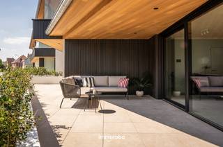 Dit kwaliteitsproject is gelegen aan de splitsing van de Baanstknokstraat en Hugo Verrieststraat te Waregem. <br /><br />Schitterend gelegen nieuwbouwappartement op het gelijkvloers/hoek appartement 'Residentie Daniël &amp; Zozima', ingang via de Hugo Verrieststraat.<br />* 2 slaapkamer appartement met een bewoonbare oppervlakte van 92m² &amp; met terras/tuin totaal van 74m². <br />* geen gas maar warmtepomp op geothermie.<br /><br />* autostaanplaats (ondergronds/kelder) via een autolift.<br />* aankoop 6% mogelijk, mits wettelijke voorwaarden.<br /><br />Een plek om 'Smoor' verliefd op te worden; <br />- De ideale ligging (vlakbij station, centrum, hospitaal, supermarkten, ... )<br />- Alle faciliteiten in de onmiddellijke omgeving aanwezig. <br /><br />Maak nu uw afspraak via tom@immoroba.be voor meer info over deze prachtige residentie.