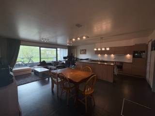 Dit ruim en lichtrijk 3-slaapkamerappartement bestaat uit een ruime living met ingerichte open keuken, slaapkamer met aanpalend badkamer met douche...