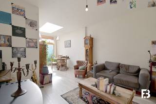 Op wandelafstand van wijkpark De Porre vind je deze verrassend ruime woning, waar licht, gezelligheid en praktisch wooncomfort mooi samenkomen.<br /><br />Bij het binnenkomen leidt de inkomhal je naar de leefruimte. Dankzij het grote schuifraam en de lichtkoepel geniet je hier van bijzonder veel natuurlijk licht. De gaskachel zorgt dan weer voor extra warmte en gezelligheid tijdens de koudere maanden.<br />Aansluitend bevindt zich de volledig geïnstalleerde open keuken, waardoor koken en wonen één mooi geheel vormen.<br /><br />Verder vind je op het gelijkvloers de badkamer met douche en lavabo en een afzonderlijk toilet.<br /><br />Op de eerste verdieping bevindt zich een ruime slaapkamer. De royale overloop biedt bovendien heel wat extra mogelijkheden: richt ze in als dressing, thuisbureau, hobbyruimte of gezellige leeshoek, helemaal volgens jouw noden.<br /><br />Nog een verdieping hoger bevindt zich de zolderuimte, die perfect dienst kan doen als tweede slaapkamer.<br /><br />Ook op energetisch vlak zit je hier goed. De woning beschikt over zonnepanelen en een gunstig EPC-label B, mooi meegenomen voor zowel het wooncomfort als het energieverbruik.<br /><br />Een lichtrijke woning met verrassend veel mogelijkheden én een fijne ligging nabij het groen.<br /><br />Beschikbaar: 01/12/2026