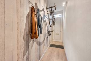 <p>Bent u op zoek naar een instapklare, gerenoveerde rijwoning op een toplocatie in het bruisende Ledeberg? Dan is dit charmante pand absoluut een bezoek waard. Gelegen in een rustige straat met weinig doorgaand verkeer geniet u hier van een stijlvol interieur, conforme elektriciteit en een gezellige koer biedt deze woning alles voor wie centraal wil wonen zonder in te boeten op comfort.</p>
<p>Indeling:</p>
<p>Via de inkomhal met plaats voor een fiets betreedt u de ruime, lichtrijke leefruimte die naadloos overloopt in de moderne open keuken met eiland. Achteraan bevindt zich een praktische berging met toilet en wasplaats, en via de achterdeur heeft u toegang tot de gezellige koer, ideaal om te ontsnappen aan de drukte van de stad.</p>
<p>Op de eerste verdieping vindt u een slaapkamer van 15 m² en een stijlvolle badkamer met inloopdouche, lavabo en toilet. De tweede verdieping biedt nog eens 2 extra volwaardige slaapkamers. Via de laatste kamer bereikt u de zolder, die bijkomende opbergruimte biedt.</p>
<p>Vermelde oppervlakten zijn louter informatief en niet bindend.</p>
<p>Voor meer informatie of een bezoek kunt u contact opnemen met Lisse:</p>
<p>lisse@cornelis-goeman.be of 0477 17 19 12.</p>