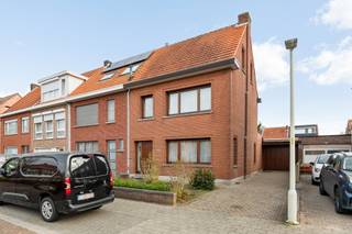 <p>Deze halfopen bebouwing bevindt zich in de geliefde woonwijk Bloemendaal, waar het woord wooncomfort zeker en vast centraal staat! Van scholen, supermarkten, trendy winkels, het rustgevende park ‘Vordenstein’ tot het bruisende centrum van Schoten - je vindt het hier allemaal, en dat slechts op een steenworp afstand!</p>
<p>Hoewel dit huis een handige hand en een grote portie liefde kan gebruiken, geniet je hier van eindeloos veel mogelijkheden en troeven! Denk maar aan de prachtige tuin van maar liefst 100 m², een grote oprit mét riante garage en een bewoonbare oppervlakte van 155 m², die bovendien plek genoeg biedt voor het hele gezin! Via de inkomhal betreed je de zonnige leefruimte, waar je meteen een warm en huiselijk gevoel ervaart dankzij de originele blokparketvloer en karakteristieke schouw met kachel. Aangrenzend bevindt zich de geïnstalleerde L-vormige keuken die door middel van een schuifdeur in directe verbinding staat met de tuin. Daarnaast is er op het gelijkvloers nog een aparte berging en gastentoilet aanwezig. Verder ontdek je op de bovenliggende verdiepingen nog 4 slaapkamers en uiteraard een badkamer, die werd uitgerust met een douche, lavabo in meubel, handdoekradiator en toilet. Tot slot is er nog een zolderruimte aanwezig die perfect kan dienen als 5<sup>de</sup> slaapkamer, bureau of als kamer voor jouw geliefde hobby’s.</p>
<p>Kortom is dit de perfecte kans voor wie graag droomt, creëert en bouwt aan de toekomst!</p>
<p><strong>Technische gegevens: Kelder aanwezig! </strong>Centrale verwarming op gas, dubbele beglazing in hout en PVC.</p>
<p><strong>Stedenbouwkundige inlichtingen in aanvraag. Bodemattest aanwezig. Niet-asbestveilig. Bevindt zich niet in een risicozone voor overstromingen (P-score D en G-score B). Renovatieverplichting van toepassing.</strong></p>