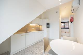 <p><span>Volledig nieuwe studentenstudio in centrum Heverlee.</span></p><p><span>Deze studio van 31 m² op de bovenste verdieping heeft een rechtstreekse inkom en een afzonderlijke eethoek met uitgebreide keuken.</span></p><p><span>De slaaphoek is voorzien van een dubbel bed en een ruime kleerkast. Centraal bevindt zich een afgesloten badkamer met douche en toilet.</span></p><p><span>Achteraan kan je genieten van een terrasje. Achteraan is een fietsenstalling voorzien.</span></p><p><span>De studio is volledig bemeubeld en voorzien van een warmtepomp.</span></p><p><span> </span></p><p><span>Geniet het eerste jaar van gegarandeerde huurinkomsten en kwalitatief beheer. Verwachte huurinkomst van 825 EUR/maand.</span></p><p><span> </span></p><p><span>Interesse? Contacteer ons via 016 15 31 15 of <span>info@immolivit.be</span></span><span> </span></p><p><span> </span></p><p><span> </span></p>