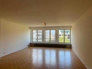 Bent u op zoek naar een ruim appartement op een toplocatie in Gent? Droomt u ervan dagelijks te genieten van een prachtig uitzicht op de Kouter? Dan is dit appartement zeker een bezoek waard.<br /><br />Het appartement gelegen op de derde verdieping beschikt over twee ruime slaapkamers, een lichtrijke en royale leefruimte, een volledig geïnstalleerde keuken, een badkamer en een terras. Dankzij de stijlvolle afwerking en de correcte staat van onderhoud biedt deze woning een bijzonder comfortabele woonervaring.<br />Daarnaast is er de mogelijkheid om een ondergrondse parkeerplaats bij te huren. Dit is echter volledig vrijblijvend.<br />Het gebouw is goed beveiligd en heeft een aangename vernieuwde inkom, u heeft ook een kelder ter uw beschikking.<br /><br />Wenst u meer informatie of een bezoek ter plaatse te plannen? Neem dan contact op met ons kantoor of stuur een e-mail naar office@save-invest.be.<br />Mis deze unieke kans op een van de mooiste locaties van Gent niet!