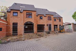 <span>Wij gaan drie nieuwbouwwoningen met zuidgeoriënteerde tuinen realiseren in het centrum van Bornem telkens met inpandige garage. De woningen hebben mooie oppervlaktes variërend tussen 226m² en 240m² en worden afgewerkt met kwaliteitsvolle materialen, die u zelf kan bepalen.</span><br /> <br /><span>Deze woning heeft een bewoonbare oppervlakte van 226m² en is op het gelijkvloers voorzien van een inkomhal, inpandige garage, gastentoilet, ruime berging, traphal, zitplaats en eetplaats met open keuken, die uitzicht geeft op de zuidgeoriënteerde tuin met terras. Op de verdieping bevinden zich drie slaapkamers, waarvan één met een ruime dressing, een badkamer met ligbad, douche en dubbele wastafel, en een homeoffice. De zolderruimte, die bereikbaar is via de vaste trap in de nachthal heeft een oppervlakte van 28m² en biedt nog tal van mogelijkheden.</span><br /><br /><span>Interesse? Contacteer ons op 052/41.41.94 of info@rosiersderidder.be</span><br /><br />Referentie: 5316
