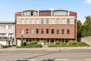 <p>Deze kantoren bevinden zich in een goed onderhouden bedrijfsgebouw en beslaan uitsluitend de begane grond. Ze bieden een totale oppervlakte van ongeveer 320 m², die perfect geschikt is voor een bedrijfsactiviteit of een hoofdkantoor.<br /><br />De locatie in Wemmel is uitstekend bereikbaar via de Brusselse Ring, de E40 en de A12, en biedt tegelijkertijd een goede zichtbaarheid en een praktische en functionele werkomgeving.<br /><br />De begane grond heeft een oppervlakte van ongeveer 320 m² en beschikt over een uitnodigende receptie, verschillende afgesloten kantoren, opslagruimtes, een keuken, een eetzaal en een prachtig privéterras van ongeveer 70 m², ideaal voor pauzes of interne evenementen.<br /><br />Het geheel beschikt over 5 parkeerplaatsen buiten, 4 parkeerplaatsen binnen, een lift, een alarmsysteem, centrale verwarming op gas en geïntegreerde airconditioning.<br /><br />De ruimtes bieden interessante inrichtingsmogelijkheden, waardoor de locatie gemakkelijk kan worden aangepast aan de behoeften van een modern bedrijf. Een zeldzame kans om zich te vestigen in een strategische sector aan de rand van Brussel.<br /><br /></p>