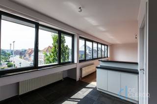 <p><span>Prachtig, ruim appartement te huur met een panomarisch uitzicht op het levendige centrum van Lochristi!</span></p><p><span>Welkom in dit moderne appartement van 100m² in het hartje van Lochristi waar alle winkels en voorzieningen op wandelafstand aanwezig zijn. Het efficiënt ingedeelde appartement beschikt over een ruime inkomhal met ingemaakte vestiairekast en gastentoilet. Er zijn twee ruime slaapkamers en een badkamer, voorzien van een inloopdouche en dubbel lavabomeubel. De open woonkeuken beschikt over de nodige toestellen en een praktisch werkblad. De halfopen keukenindeling creëert een naadloze flow naar de woonruimte die beide, dankzij de grote ramen, worden overspoeld door natuurlijk licht én een wijds zicht bieden op het dorp dat nooit verveelt! De royale leefruimte biedt veel toffe inrichtingsmogelijkheden en is afgewerkt met volle parket! Tot slot is er tussen de slaapkamers een gezellig, zonnig terras gelegen.</span></p><p><span>Het appartement wordt verwarmd met gas en kent een energiezuinig EPC-label B.</span></p><p><span>Kortom is dit appartement ideaal geschikt voor wie een moderne levensstijl wil met alle gemakken binnen handbereik. De huurprijs van dit karaktervolle appartement op een gunstige ligging is 1.075 euro en zal vrij zijn vanaf augustus 2026. </span><br /><br /><span>Mis deze kans niet en maak nu uw afspraak met uw contactpersoon Anais via mail naar anais@vastgoed-dc.be of via de website. </span></p>