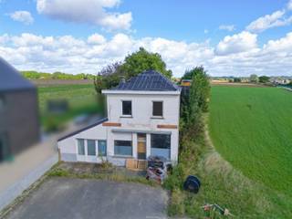 <p>In het landelijke en groene Heurne (Oudenaarde) bevindt zich dit te renoveren pand met bijzonder veel potentieel. Een ideale opportuniteit voor wie niet terugdeinst voor renovatiewerken en een woning volledig naar eigen smaak en noden wil vormgeven.</p><p>Dankzij de solide basisstructuur en het ruime perceel biedt deze eigendom tal van mogelijkheden om uit te groeien tot een hedendaagse, lichtrijke woning. Open leefruimtes, een sterke connectie met de tuin en voldoende plaats voor een gezin behoren hier absoluut tot de opties.</p><p>De ligging is een absolute troef: rustig en groen, met toch een vlotte verbinding naar Oudenaarde en omliggende gemeenten. De landelijke omgeving, gecombineerd met de bestaande charme van het pand, vormt een sterk uitgangspunt voor een geslaagde renovatie.</p><p>Deze eigendom leent zich zowel voor wie droomt van een persoonlijke gezinswoning, als voor wie op zoek is naar een interessante renovatie- of investeringskans.</p><p>Interesse om dit pand nieuw leven in te blazen?<br />Neem gerust contact op met ons kantoor voor meer informatie of een bezoek.</p>