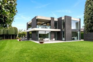 Gelegen te Vaartdijk Noord 50 in Leffinge (Middelkerke) bevindt zich deze exclusieve villa met mooie glaspartijen te koop op een ruim...