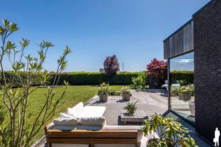 <p><strong>Moderne volledig gerenoveerde woning op uitzonderlijk groene toplocatie in Rumst<br /><br /></strong>Op zoek naar rust, ruimte en comfort? Deze prachtige, volledig gerenoveerde woning is gelegen in een bijzonder rustige en groene omgeving in Rumst, op een riant perceel van ca. 1.449 m².<br /><br />Met een bewoonbare oppervlakte van ca. 296 m² biedt deze eigendom tal van mogelijkheden. Dankzij de doordachte indeling kan de woning perfect opgesplitst worden in een privatief woongedeelte en een aparte werk- of hobbyruimte – ideaal voor een vrij beroep of wie wonen en werken wil combineren.<br /><br /><strong>Algemeen:<br /></strong>- Perceeloppervlakte: 1.449 m² in een prachtige groene omgeving<br />- Bruto bewoonbare oppervlakte: ca. 296 m² (incl. garage)<br />- EPC-score: B<br />- Volledig gerenoveerd in 2014<br />- Aparte hobby- of bureauruimte van ca. 26,5 m²<br />- Ruime en lichtrijke leefruimte op parket<br />- 3 volwaardige slaapkamers<br />- Prachtig aangelegde, zonnige tuin<br /><br /><strong>Technische kenmerken:<br /></strong>- Totaalrenovatie in 2014<br />- Energielabel B – 170 kWh/m² jaar<br />- 16 zonnepanelen<br />- 2 thuisbatterijen (samen 10 kW)<br />- Regenwaterrecuperatie<br />- Gasverwarming (cv)<br />- Asbestvrij<br />- Airconditioning op de eerste verdieping<br />- Bergzolder op de tweede verdieping<br />- Kelderberging<br /><br /><strong>Indeling:<br /></strong><span>Gelijkvloerse verdieping<br /></span>- Riante inkomhal met prachtig uitzicht op de tuin en tal van ingemaakte kasten<br />- Gezellige leefruimte op parket met sfeervolle houthaard<br />- Charmante, volledig uitgeruste keuken met alle nodige toestellen en een mooi uitzicht op de tuin<br />- Praktische bijkeuken met aansluitingen voor wasmachine en droogkast, voorzien van extra maatkasten<br />- Polyvalente ruimte met grote schuiframen (ca. 26,5 m²), naadloos aansluitend op de tuin — perfect als bureauruimte, praktijkruimte of als overdekt terras tijdens de zomermaanden<br />- Ruime garage (ca. 20 m²) met aansluitend een handige berging (ca. 14 m²)<br /><br /><span>Eerste verdieping<br /></span>- 3 volwaardige slaapkamers<br />- Recent vernieuwde, stijlvolle badkamer met dubbele wastafel, ligbad en ruime inloopdouche<br /><br />Deze instapklare woning combineert hedendaags wooncomfort, energiezuinigheid en een uitzonderlijke ligging in het groen. Een unieke kans voor wie op zoek is naar ruimte, privacy en multifunctionaliteit.<br /><br />Voor meer informatie of de online reservatie van een bezichtiging kan u terecht op www.deboerenpartners.be.</p>