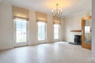 TOPgelegen opbrengsteigendom met 2 appartementen, grote garage en extra bergingen in één van de mooiste straten van Ronse! Deze eigendom biedt...