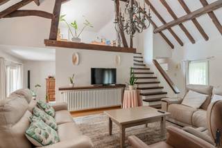 <p><strong>Deze vrijstaande woning met een bewoonbare oppervlakte van maar liefst 352m² in landelijke stijl is instapklaar en bijzonder goed onderhouden. Ze is rustig gelegen nabij de groene Kempense Heuvelrug, maar toch in het centrum van Lichtaart, op wandelafstand van scholen, winkels, horeca en bushaltes. De woning biedt een uitstekende combinatie van rust, ruimte en bereikbaarheid, en is perfect voor gezinnen, zelfstandigen of mensen die op zoek zijn naar een woning met zorgmogelijkheden of kangoeroewonen.</strong><br /><br />Indeling: <br />Gelijkvloerse verdieping: <br />Bij het binnenkomen wordt u verwelkomd in een ruime inkomhal met vestiaire en gastentoilet. De inkomhal geeft toegang tot 3 ruime slaapkamers. De badkamer is uitgerust met een ligbad, een douche, een toilet en een lavabo. Daarnaast is er een aparte ruimte die ideaal dienst kan doen als bureau of hobbykamer.<br /><br />De leefruimte is bijzonder sfeervol, met een aparte lees- of tv-hoek en authentieke elementen die bijdragen aan het landelijke karakter. De eetkamer met pelletkachel, sluit mooi aan op de volledig uitgeruste keuken en de ruime berging. <br /><br />Eerste verdieping: <br />De eerste verdieping biedt dankzij een aparte trap en toegang via zowel de binnenzijde als de buitenzijde een ideale mogelijkheid tot kangoeroewonen of een aparte studio voor inwonende kinderen, ouders of een zelfstandige activiteit. Deze verdieping omvat een ruime slaapkamer met dressing, een aparte badkamer met douche, toilet en dubbele lavabo, én een aangename zit- en bureauruimte.<br /><br />Kelderverdieping: <br />De woning beschikt over maar liefst zeven afgewerkte, droge kelders. Deze zijn bereikbaar via de binnenberging en ook via een aparte buitentoegang. In de kelder bevindt zich de recente verwarmingsinstallatie op gas (hoogrendementsketel), evenals een regenwaterput.<br /><br />Buitengebeuren:<br />Buiten geniet u van een dubbele garage met een aangrenzende overdekte zithoek, perfect om te ontspannen. Er is ook een afgesloten buitenberging. De zuidgerichte tuin beschikt over een betegeld terras van 21 m². Dit is een aangename plek om in alle rust te genieten van de zon. <br /><br />Bijzonderheden: <br />- De woning is geschikt voor <strong>volledig gelijkvloers wonen</strong> én biedt <strong>mogelijkheid tot kangoeroewonen</strong> dankzij een aparte bovenverdieping met eigen toegang.<br />- Unieke, centrale en toch rustige ligging in het dorpscentrum.<br />- Uitgerust met alarminstallatie voor extra veiligheid.<br />- Ingebouwde gaskachel in de living en een pelletkachel in de eetplaats.<br />- Volledig asbestveilig.<br />- Energiezuinig met EPC-waarde C.<br />- Perceelscore en gebouwscore: A.</p>
Neem zeker al eens een kijkje in de woning via het interactief grondplan: http://deboerenpartners.virtimmocontent.be/start-visit/5282