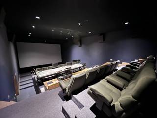 Kantoren in industriële stijl met aangenaam terras te koop in Schaarbeek. Combinatie van lichtrijke kantoren met polyvalente ruimtes. Makkelijk bereikbaar met het openbaar vervoer en de wagen.