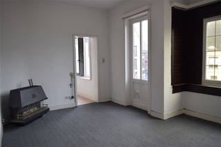 <p><span>Dit appartement is gelegen op de 1ste verdieping en heeft een aparte ingang met trap.</span></p><p><span>Het appartement is gelegen in het centrum van Hoegaarden, vlak aan Okay en de plaatselijke scholen en andere winkels. </span></p><p><span>Alles is te bereiken op wandelafstand.</span></p><p><span>Het appartement omvat een living, keuken met voldoende plaats voor een tafel, wasplaats, aparte slaapkamer en een badkamer met toilet en douche.</span></p><p><span>Er zijn geen bijkomende kosten.</span></p><p><span> </span></p>