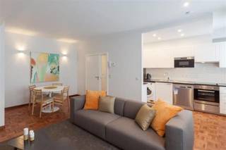 Mooi appartement met 1 slaapkamer en 1 badkamer, MEUBILAIR, ideaalgelegen op een steenworp afstand van de Louizalaan, vlakbij restaurants, bioscopen,...