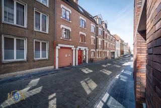 Garagebox gelegen in het centrum van Brugge in een afgesloten garagecomplex. Eveneens kleine vliering aanwezig.Afmetingen 2,52m x 5,00m. Hoogte onder...