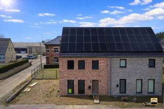 <p><span>Recente passiefwoning op gunstige locatie met 4 slaapkamers en tuin</span></p><p><span> </span></p><p><span>Deze recente eengezinswoning treffen we aan in Millen, een deelgemeente van Riemst. U<br />geniet er van een goede bereikbaarheid van de nodige voorzieningen. De vlotte verbindingen</span></p><p><span>naar Maastricht, maar ook naar de E313 zijn een grote troef. Toch is de woning gelegen in<br />een landelijke omgeving, omringd door weidse velden.<br /><br /></span></p><p><span>De woning is geheel instapklaar en de indeling is aangenaam en logisch. We onderscheiden <br />het volgende:</span></p><p><span>Gelijkvloers:</span></p><p><span>Inkomhal, gastentoilet, ruime leefruimte met open keuken, berging, terras</span></p><p><span>Eerste verdieping: <br />Nachthal, 2 slaapkamers van 15 en 14 m², badkamer met dubbele lavabo, wc, inloopdouche <br />en ligbad</span></p><p><span>Tweede verdieping:</span></p><p><span>Nachthal, 2 slaapkamers van 15 en 14 m², technische ruimte.</span></p><p><span> </span></p><p><span>Rondom de woning ligt een aangename, omheinde tuin. Tevens is er een vergunning voor de<br />bouw van een carport aan de linkerzijde.</span></p><p><span> </span></p><p><span>De woning werd in 2024 afgewerkt met veel aandacht voor energiezuinigheid. Zo is de woning<br />een passiefwoning. De technieken zijn dan ook uiterst modern. We onderscheiden het volgende:</span></p><p><span>* Verwarming aan de hand van warmtepomp</span></p><p><span>* Hoogrendementsbeglazing in pvc omkadering</span></p><p><span>* 18 zonnepanelen (7,2 kWp)</span></p><p><span>* Regenwaterput (5.000 liter) aangesloten op wc en buitenkraan</span></p><p><span>* Ventilatiesysteem<br />* Elektriciteit conform het AREI</span></p><p><span> </span></p><p><span>Wenst U meer informatie over deze instapklare passiefwoning of een afspraak tijdens<br />de kijkdag op zaterdag 27 juni tussen 9u en 12u? Contacteer ons via 012 26 22 05 of<br />info@hetimmohuis.be</span></p>