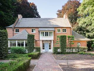 Op het platteland van Sombeke (Waasmunster) ligt dit voormalige landgoed van schilder Edmond Verstraeten, gebouwd omstreeks 1900. Het domein...