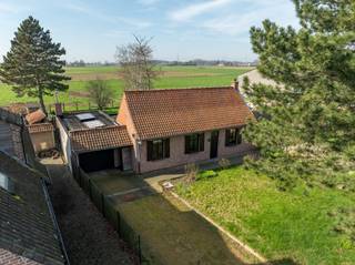 Deze karaktervolle villa, gelegen op een prachtig perceel van maar liefst 886 m², geniet van een bijzondere ligging in het landelijke Kaster. Een unieke kans voor wie op zoek is naar ruimte, rust en tal van mogelijkheden!<br /><br />INDELING:<br />Ontdek deze karaktervolle villa op toplocatie in Kaster. Gelegen op een ruim perceel van 886 m² geniet deze woning van een rustige ligging met alle nodige voorzieningen binnen handbereik. Een unieke eigendom met tal van mogelijkheden!<br /><br />Het gelijkvloers biedt momenteel plaats aan twee volwaardige slaapkamers, waarvan één met een eigen ensuite badkamer. De centrale tussenruimte zorgt voor een vlotte verbinding tussen de kamers en geeft eveneens toegang tot de bovenverdieping.<br /><br />De casco bovenverdieping biedt tal van mogelijkheden om volledig naar eigen smaak in te richten. Dankzij de ruime oppervlakte kan u hier perfect extra slaapkamers, een bureau, hobbyruimte of andere woonfuncties creëren.<br /><br />Verder beschikt de woning over een zeer ruime en praktische garage, wat zorgt voor extra comfort en opbergruimte.<br /><br />Kortom, een woning met veel potentieel en tal van mogelijkheden!<br /><br />Een unieke kans voor wie op zoek is naar ruimte, rust en mogelijkheden. Laat u verrassen door deze karaktervolle woning op een prachtige landelijke locatie en ontdek tijdens een bezoek de vele troeven die deze eigendom te bieden heeft.<br /><br />EPC: 787,00KWh<br />UC: 20250602-003612081-RES-1<br />Ref: RVP/26010/K
