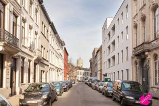 Toplocatie! Nieuwbouw luxe één slaapkamer appartement, beschikbaar vanaf 1 december. <br /><br />Het appartement is aan de achterzijde van het gebouw gelegen, super rustig !<br /><br />Indeling: <br />inkomhal, afzonderlijk toilet, leefruimte op parket met open volledig ingerichte keuken, berging met aansluiting voor wasmachine, zonnig terras, ruime slaapkamer op parket en prachtige badkamer met inloopdouche en lavabomeubel met veel opbergruimte.<br /><br />Verder beschikt het appartement over een kelderberging, fietsenberging en een ondergrondse autostaanplaats (verplicht bij te huren aan 120 euro per maand).<br /><br />Bijzonderheden:<br />Individuele kosten 60 euro per maand (onderhoud gemeenschappelijke delen en lift) water, gas en elektriciteit met individuele meters. <br />Zeer gunstig EPC van 139 kWh/m².