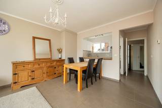 Op een centrale ligging nabij het centrum van Aartselaar bevindt zich dit verzorgd en instapklaar 2-slaapkamerappartement (94m2) , gelegen op de tweede verdieping van een kleinschalig appartementsgebouw.<br /><br />Via de ruime inkomhal betreedt u het appartement. Vooraan bevindt zich de lichtrijke leefruimte met open keuken waar het aangenaam vertoeven is. Achteraan beschikt het appartement over twee volwaardige slaapkamers, afgewerkt met een mooie laminaatvloer.<br />De moderne, up-to-date badkamer is uitgerust met een douche, lavabomeubel en toilet. Daarnaast zorgt de aparte wasberging voor extra praktisch comfort en bijkomende bergruimte.<br /><br />Ook op technisch vlak scoort deze eigendom uitstekend. Het appartement beschikt over een gunstig EPC-label C, is asbestveilig en de elektrische installatie is conform de huidige regelgeving. Bovendien werd het dak vernieuwd in 2017 en werd de zijgevel voorzien van buitengevelisolatie.<br /><br />Troeven:<br />✓ Gelegen in een kleinschalig appartementsgebouw<br />✓ Ruime en lichtrijke leefruimte met open keuken<br />✓ Twee volwaardige slaapkamers<br />✓ Moderne badkamer met douche, lavabo en toilet<br />✓ Praktische aparte wasberging<br />✓ Geen gemeenschappelijke kosten<br />✓ Dak vernieuwd in 2017<br />✓ Buitengevelisolatie aan de zijgevel geplaatst<br />✓ Gunstig EPC-label C<br />✓ Asbestveilig attest aanwezig<br />✓ Conforme elektrische installatie<br />✓ Instapklaar en goed onderhouden appartement<br /><br />Het grondplan, het EPC, elektriciteitskeuring en de asbestinventaris kan u reeds bekijken via de Wellimmo-site ('documenten')<br /><br />📩 Meer info of een bezoek: info@wellimmo.net<br />📞 03/225 00 68