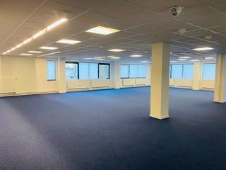 Fantastisch bereikbaar kantoor van 260 m² te huur op amper 250 m van de A12 afrit 2 Strombeek-Bever-Centrum, vlak bij het knooppunt A12/R0...