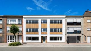 Totaal vernieuwd appartement met leuke open zichten in een gerenoveerd gebouw te Heist-aan-Zee. Twee grote slaapkamers, leuke open zichten over de sportvelden en conform alle hedendaagse voorschriften. <br />Zowel het appartement als de residentie werden gerenoveerd. <br /><br />Energielabel B, volledig asbestveilig en een conforme elektrische installatie. <br /><br />Inkomhal, een bijzonder mooie en brede leefruimte met een aangenaam open zicht, een halfopen en compleet vernieuwde keuken voorzien van alle hedendaagse toestellen, achteraan twee grote slaapkamers en een vernieuwde badkamer met inloopdouche. <br />Achteraan het appartement nog een aangenaam terras. <br /><br />Meer informatie of een vrijblijvend bezoek? Graag na afspraak met Willem Cauwels op tel 050.89.27.70