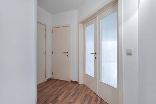 Op een uitstekende ligging aan het prachtige Rivierenhof bevindt zich dit verzorgd appartement (bouwjaar 2010) met zijdelings zicht op het park. Dankzij de gunstige oriëntatie geniet u hier van een aangename lichtinval en een rustige woonomgeving, terwijl alle voorzieningen zich in de nabije omgeving bevinden.<br /><br />Het appartement beschikt over een zonovergoten leefruimte met open keuken en een praktische tablet om aan te eten. Vanuit de leefruimte heeft u rechtstreeks toegang tot het ruime terras, waar u comfortabel een tafel en stoelen kan plaatsen om te genieten van het buitenleven.<br /><br />De keuken is volledig ingericht en voorzien van alle comfort, waaronder een kookplaat, dampkap, oven, koelkast, afwasmachine en voldoende opbergkasten. Aansluitend bevindt zich een praktische berging met aansluitingen voor wasmachine en droogkast, alsook de gasboiler.<br /><br />Verder beschikt het appartement over een apart gastentoilet en een ruime badkamer uitgerust met een douche, ligbad en dubbele wastafel. Er zijn twee volwaardige slaapkamers, beide voorzien van airconditioning. Eén van de slaapkamers geeft bovendien toegang tot het terras aan de achterzijde.<br /><br />Alle nutsvoorzieningen (water, gas en elektriciteit) zijn individueel. Het gebouw beschikt over een lift.<br /><br />Tot slot is er de mogelijkheid om een garagebox met berging in het gebouw aan te kopen als supplement. (€30.000)<br /><br />Een ideaal appartement voor wie comfortabel wil wonen op een groene en gegeerde locatie nabij het Rivierenhof.<br /><br />Voor meer informatie of een bezoek ter plaatse, contacteer ons zo snel mogelijk!